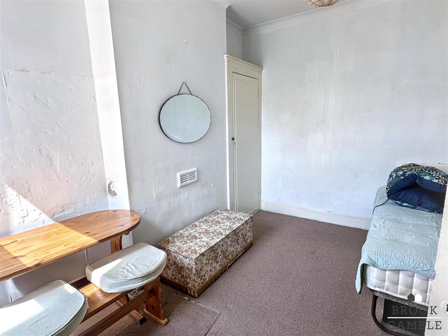 4 Bedroom House - Terraced. Willowfield Square in Eastbourne,  15